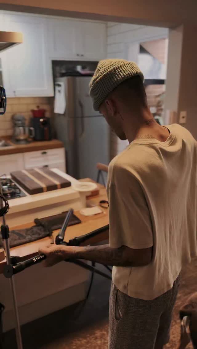 kauetibaess, creator de Midi, mostrando cómo cobra en dólares